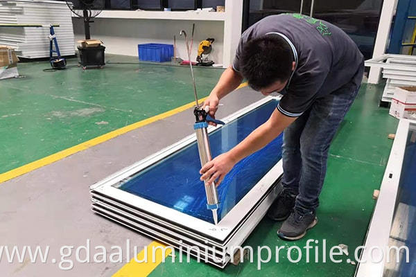 professional aluminum window manufacturer JIHUAinstall glass glue.jpg